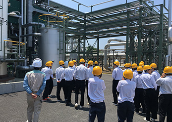 写真:工場見学(新潟工場)